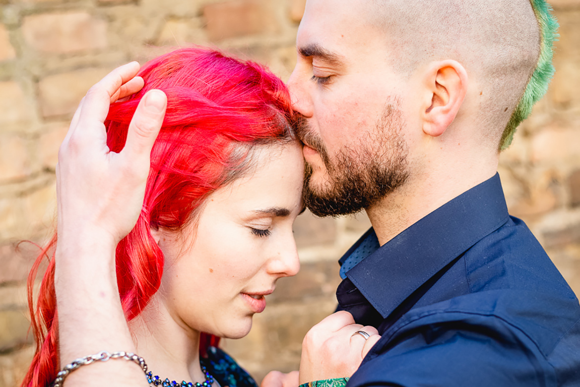 buntes Hochzeitspaar